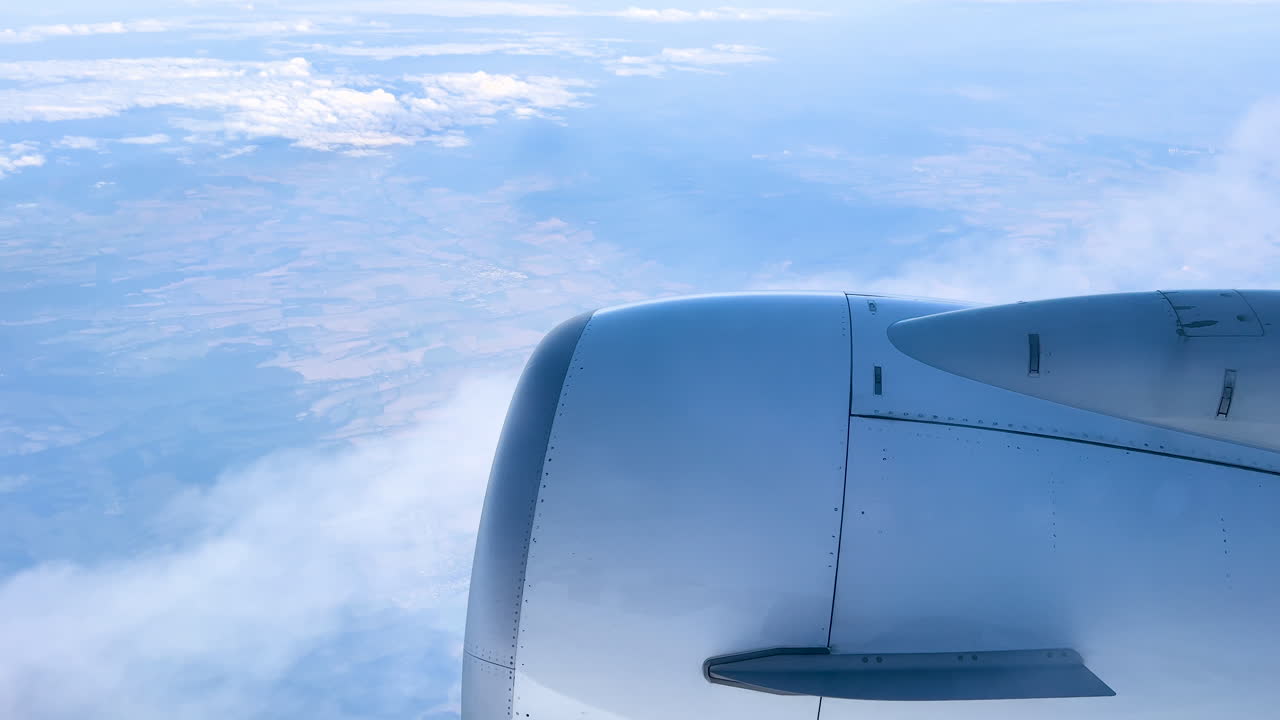 비행기 창에서 엔진을 볼 수 있습니다. 구름과 파란 하늘, 높은 고도