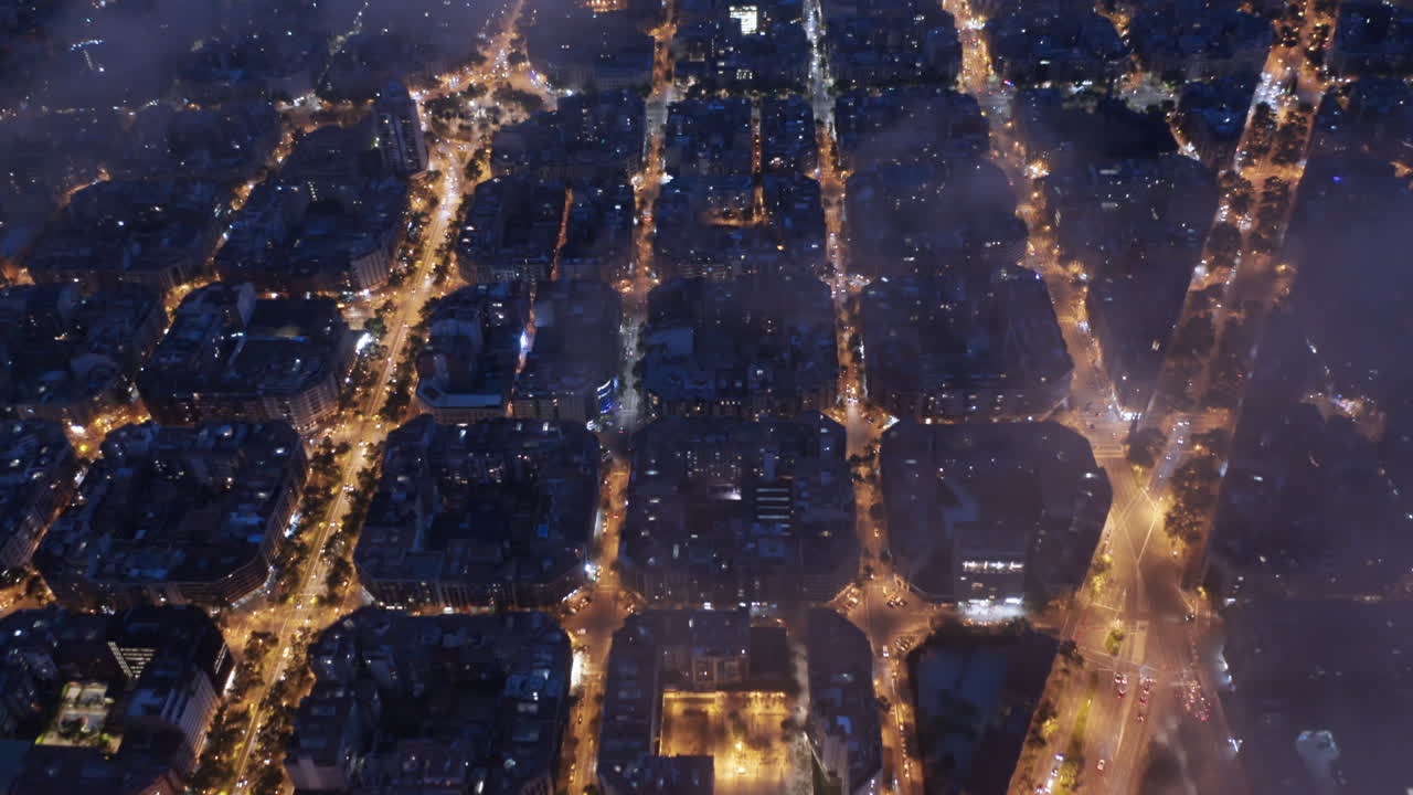 vista aérea de los bloques cuadrados de barcelona, parte moderna de la ciudad desde arriba, españa