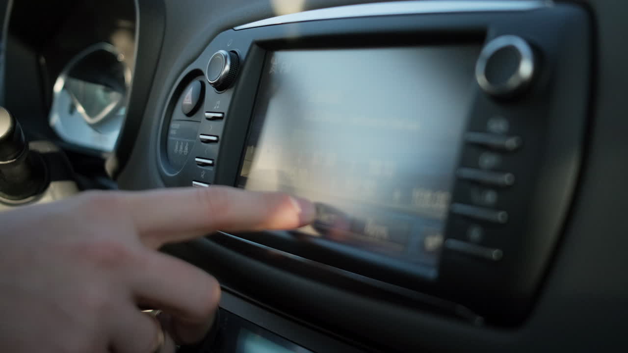 persona que ajusta la radio del coche