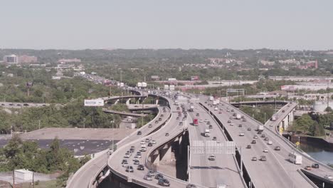 Coches-Que-Circulan-Por-Una-Carretera-Muy-Transitada