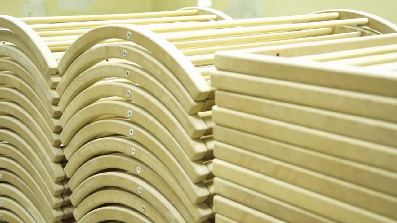 나무 구성 요소를 쌓아 놓습니다.