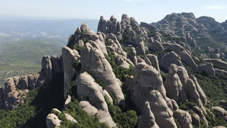 vistas aéreas de los picos de montserrat, una cadena montañosa en cataluña