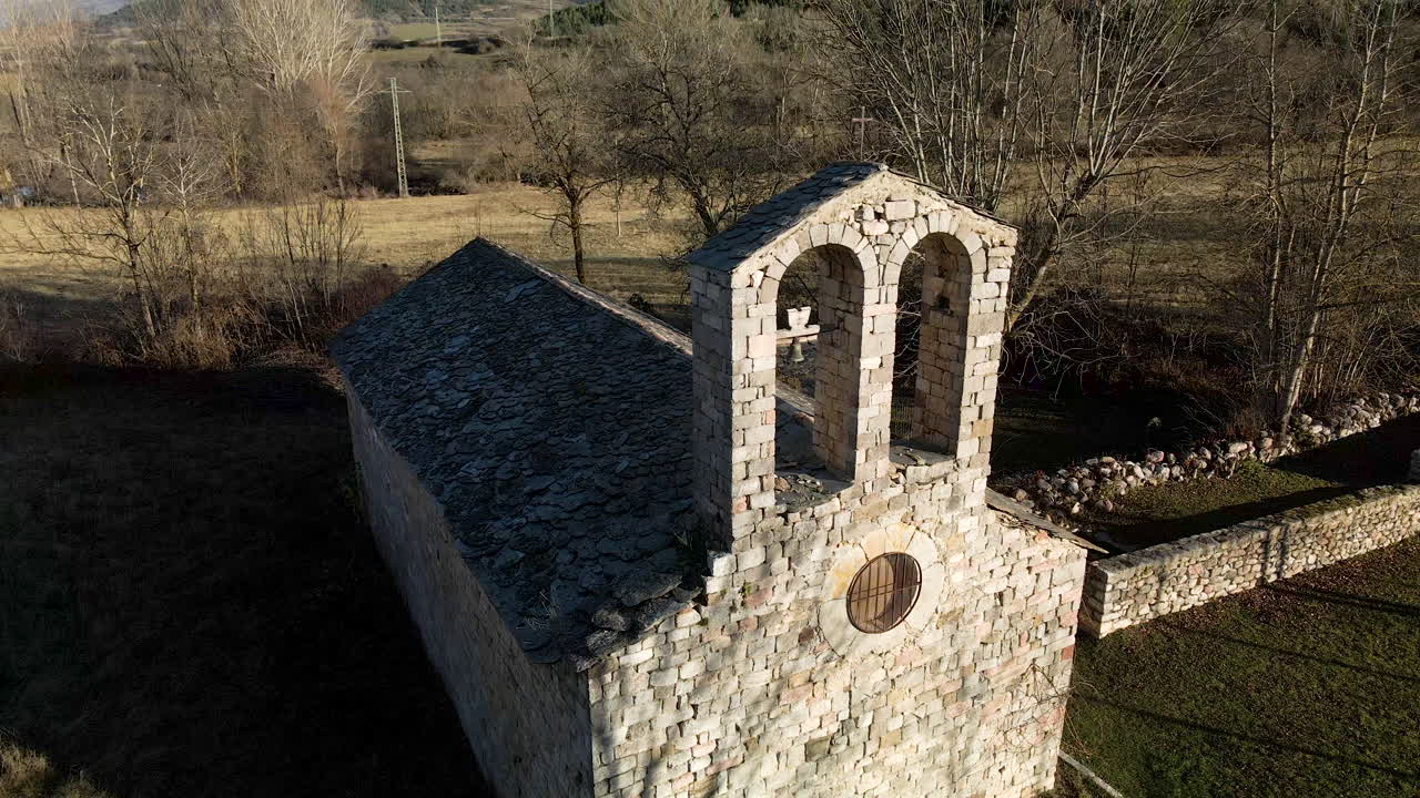 지평선에 눈 덮인 산이 있는 산 한가운데 버려진 교회