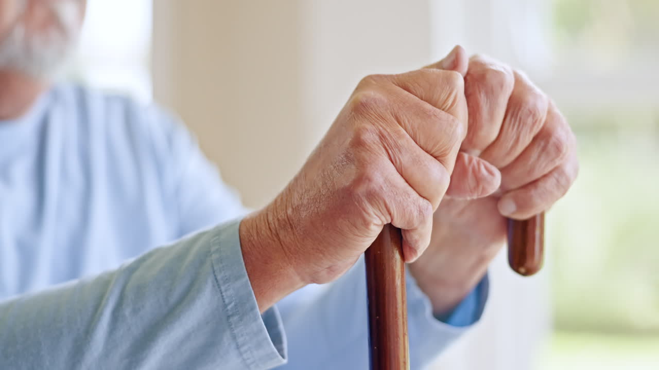 思いつく悲しい杖を持った年配の男性