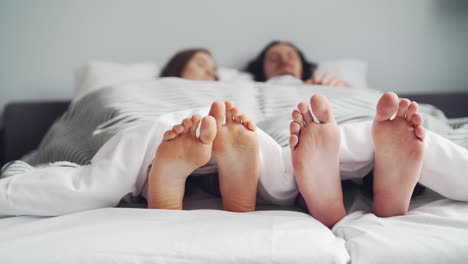 pareja durmiendo en la cama