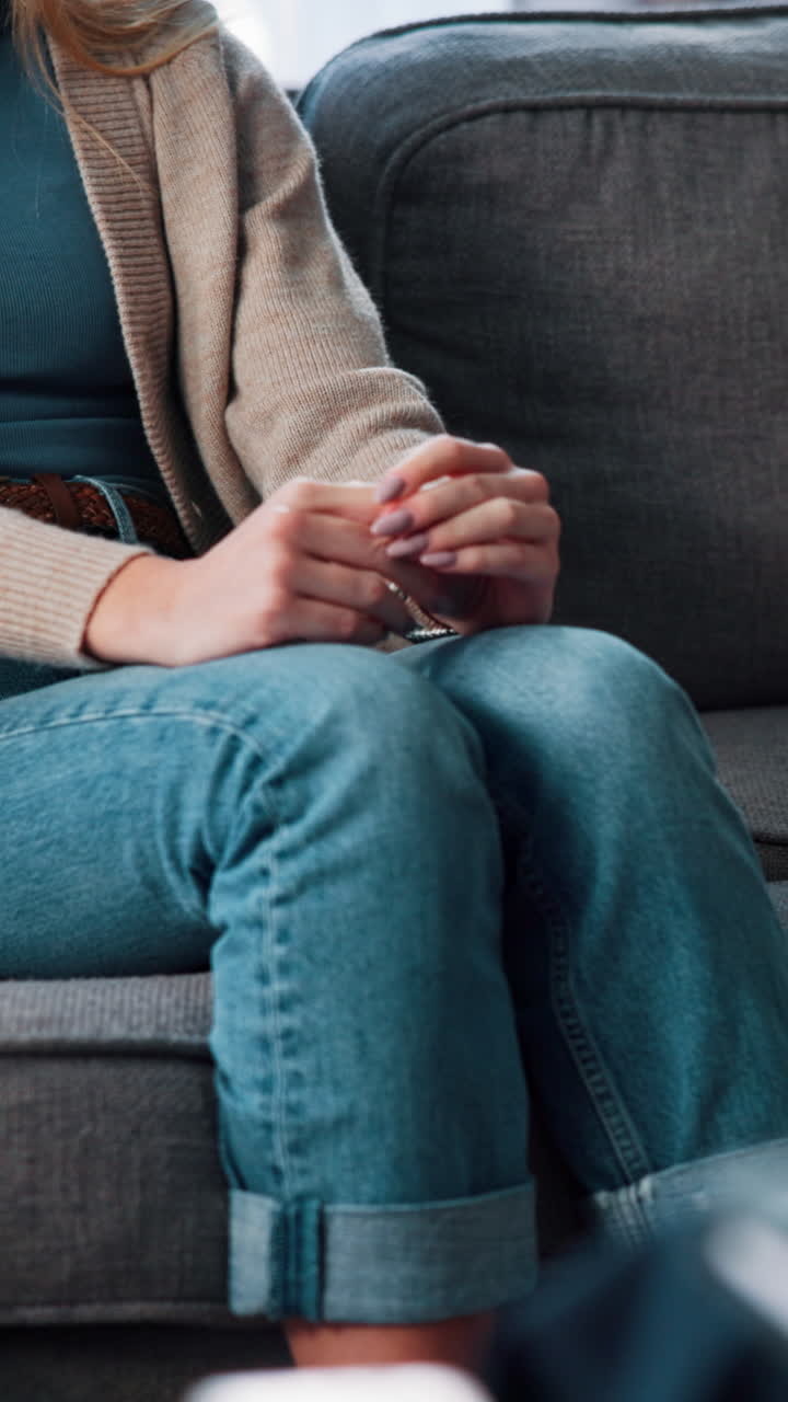 En kvinde der sidder på en sofa