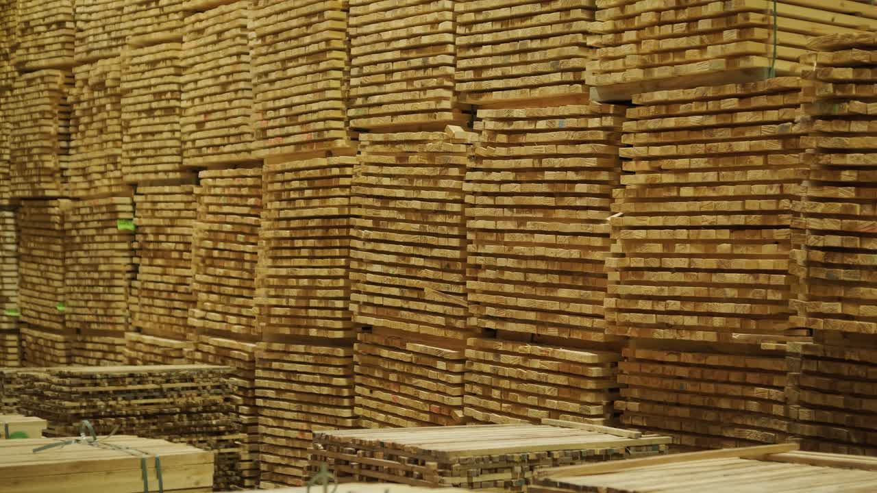Tumpukan Papan Kayu yang Tinggi di Gudang Industri
