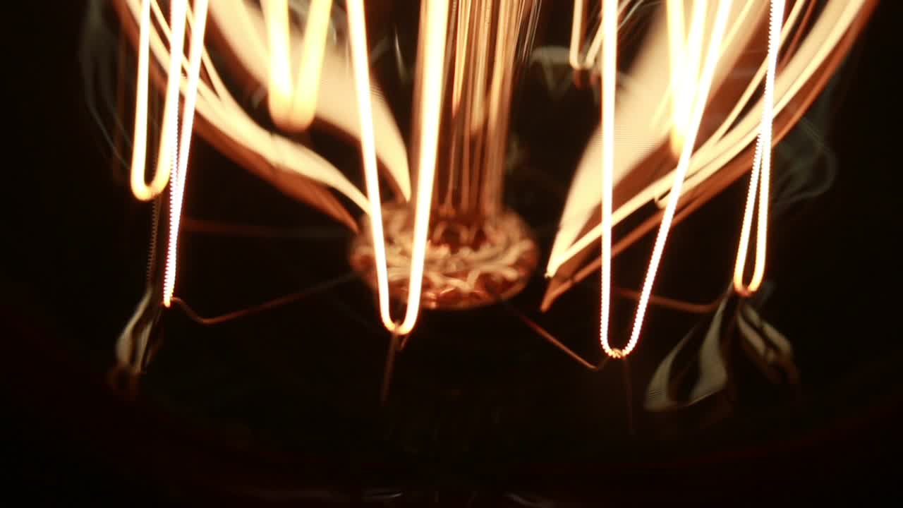 lámpara de luz incandescente industrial retro filamento de tungsteno en la oscuridad