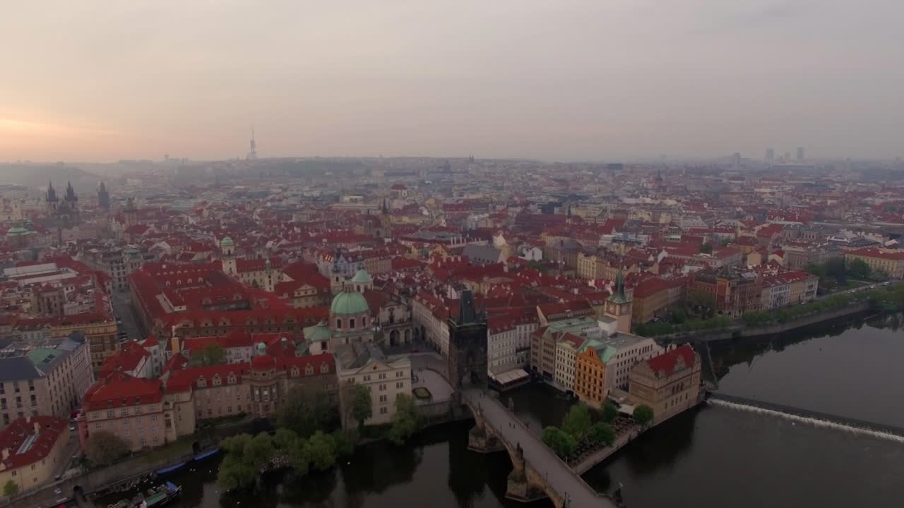 Vista aerea dell'architettura di Praga all'alba