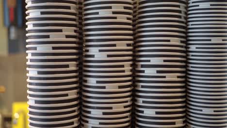 pila de tazas de café blancas y negras
