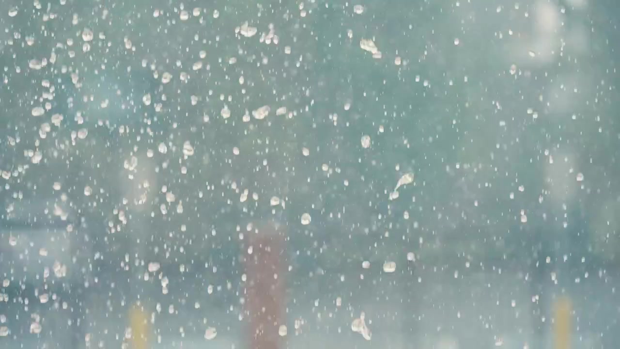 Slow motion waterdruppels vallen tegen een wazige achtergrond