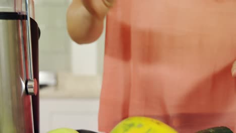 mujer preparando un batido de verduras