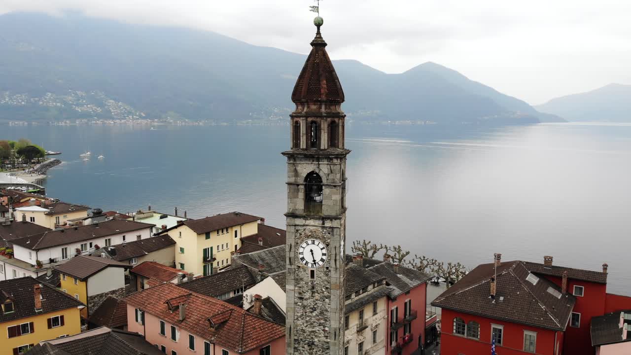 chiesa dei santi pietro e paolo 교회의 종탑 주변과 lago maggiore 기슭을 따라 스위스 ascona 옥상 위로 공중 비행