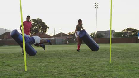 Junge-Erwachsene-Weibliche-Rugbymannschaft-Beim-Training