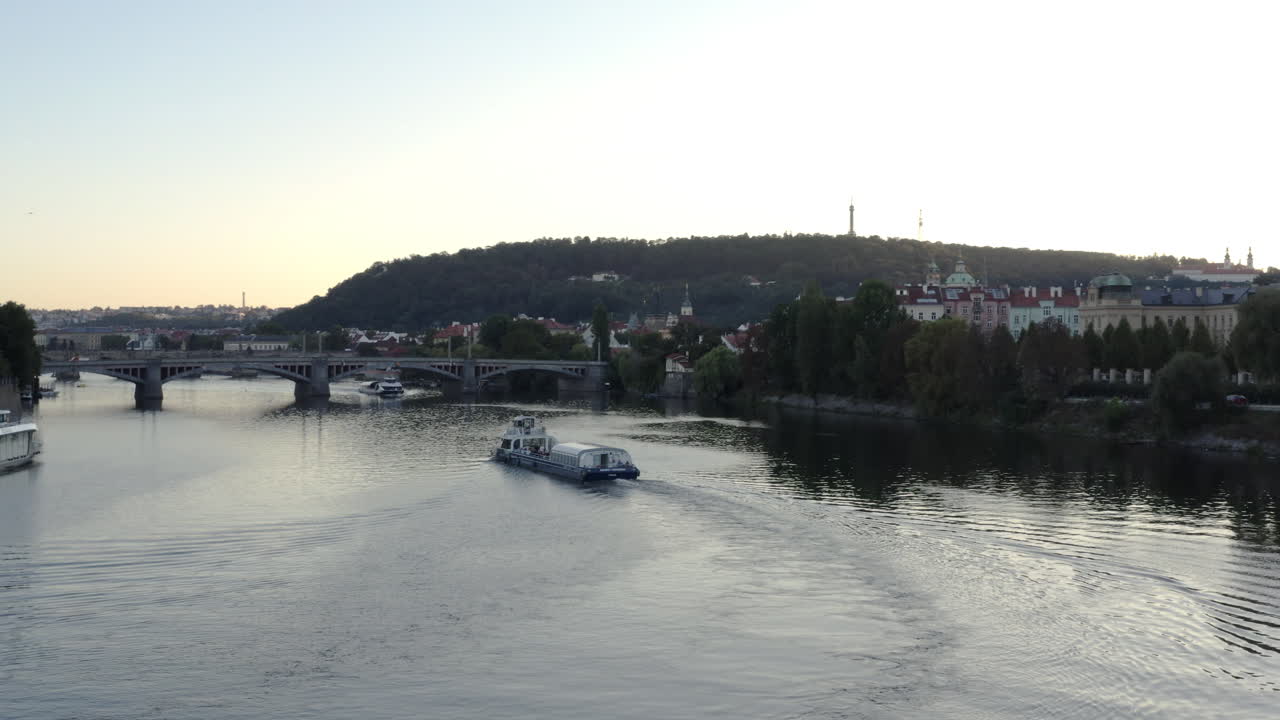 crucero en el río vltava por la noche, horizonte de la ciudad de praga, chequia