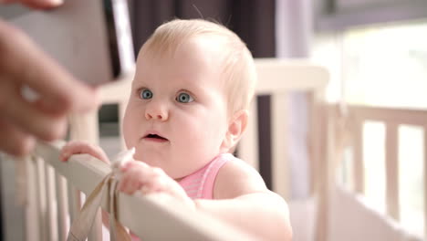 Pequeño-Bebé-Mirando-Teléfono-Móvil.-Niño-Sonriente-Viendo-El-Teléfono-Inteligente