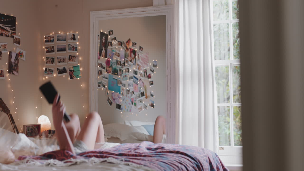 una adolescente feliz bailando en el dormitorio disfrutando de la música celebrando el fin de semana divirtiéndose cantando con pijama en casa día en la vida de un adolescente alegre