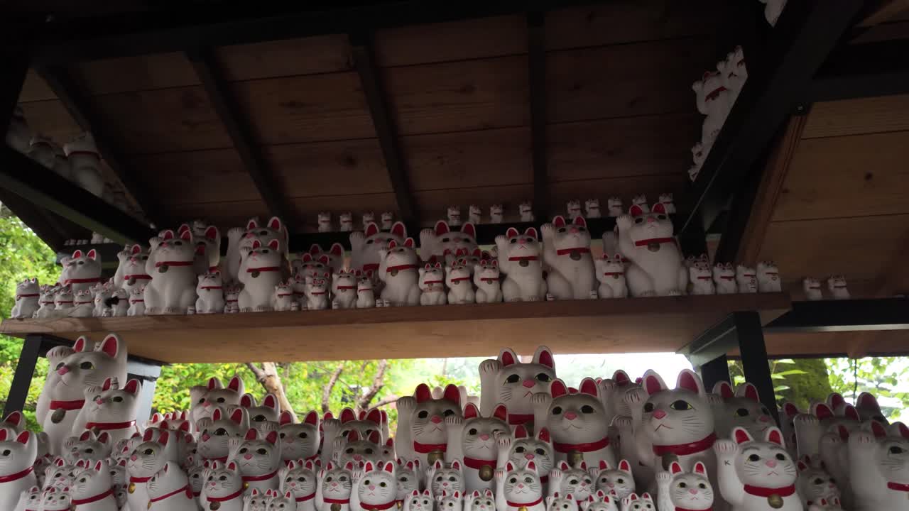 Gotokuji Temple Tokyo Lucky cat figurines Maneki-neko Japan gift shop