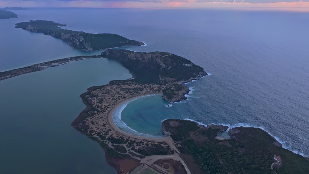 Voidokilia plajına vuran mavi dalgaların dronla çekilmiş hava görüntüsü