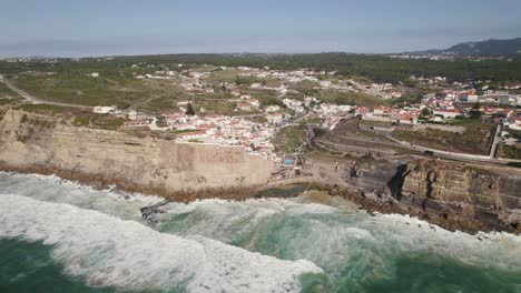 Majestätische-Luxusstadt-Auf-Hohen-Klippen-Am-Meer-Von-Portugal,-Luftdrohnenansicht