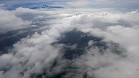 vista de ángulo alto de las cimas de las montañas heladas