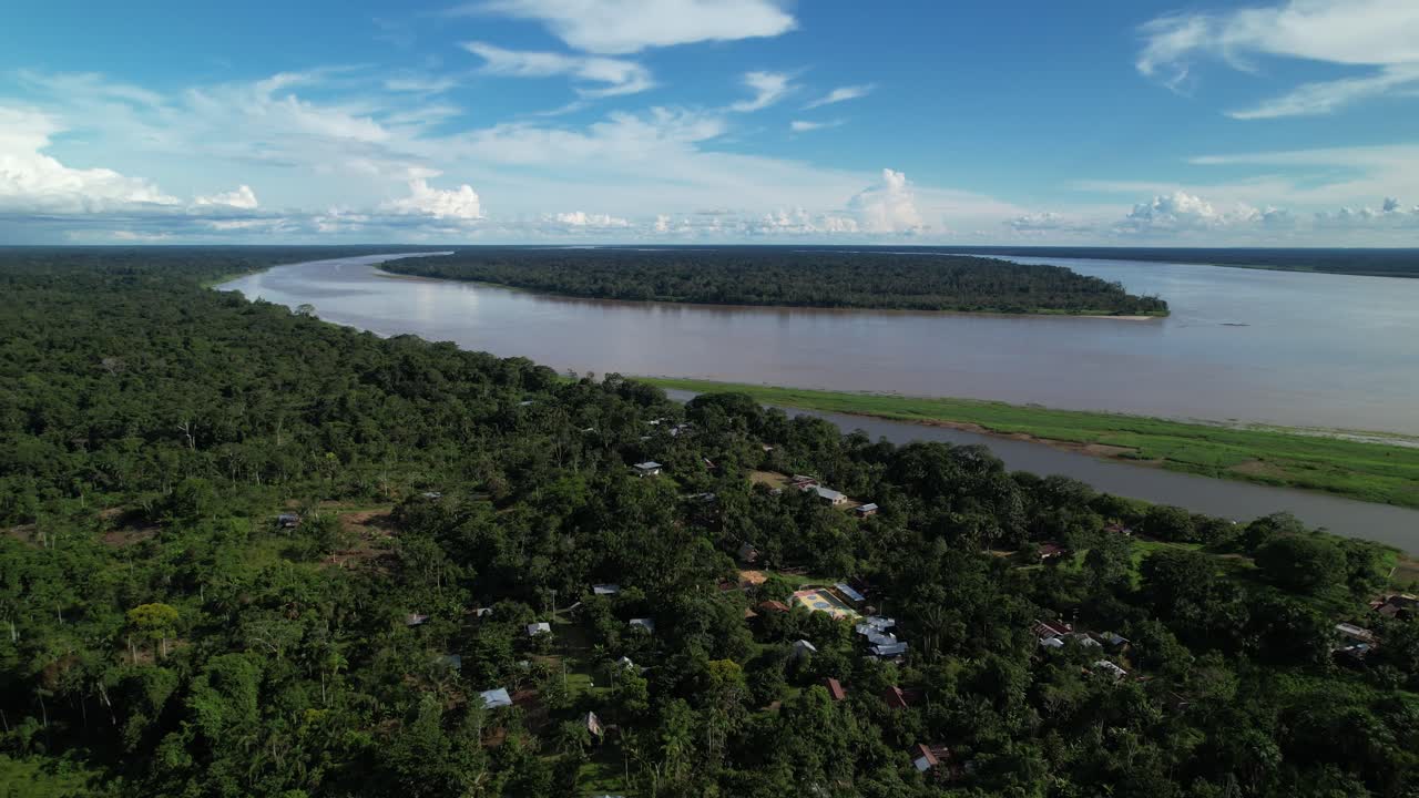 imágenes aéreas de la densa selva amazónica y los asentamientos en colombia
