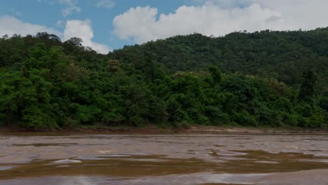 vista serena del río tropical mekong en laos, la superficie del agua ondulada, viaje de escape