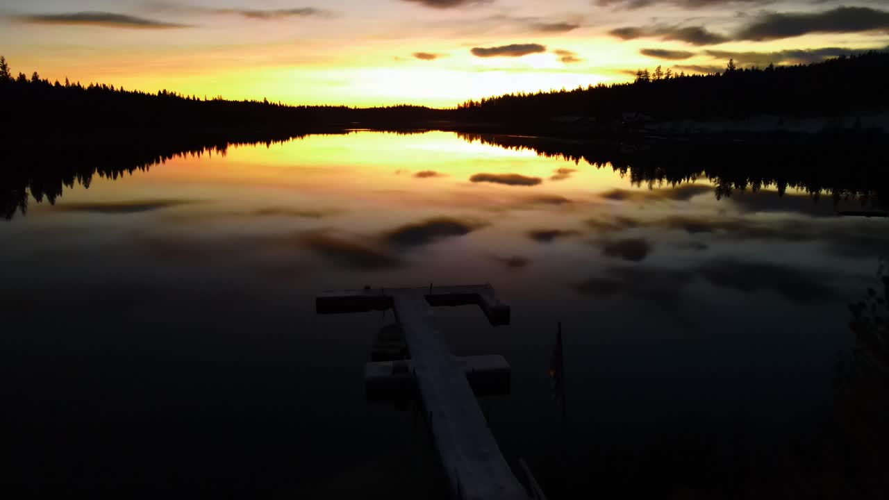 vislumbrar el lago en la colorida y espectacular puesta de sol, seguimiento de disparos de drones