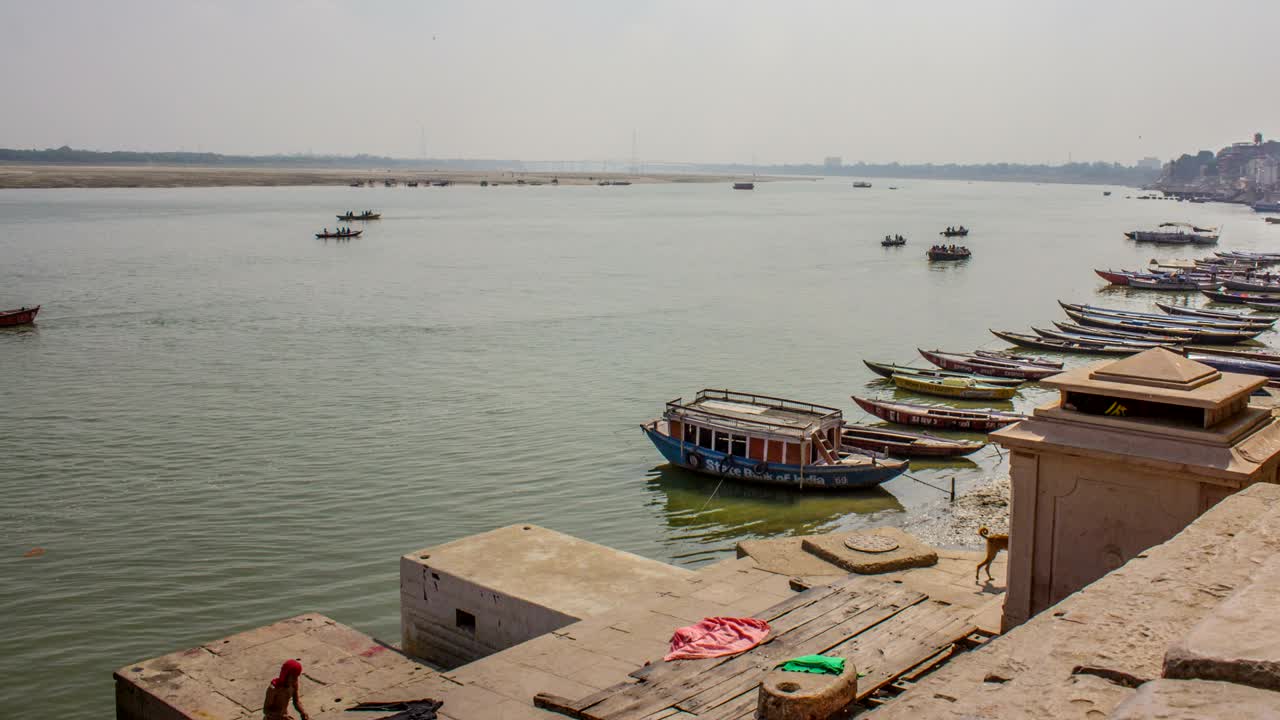 ciudad de varanasi, río ganges y barcos, uttar pradesh, india, lapso de tiempo