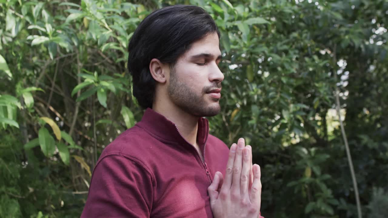 Uomo caucasico concentrato che pratica meditazione yoga nella natura, rallentatore
