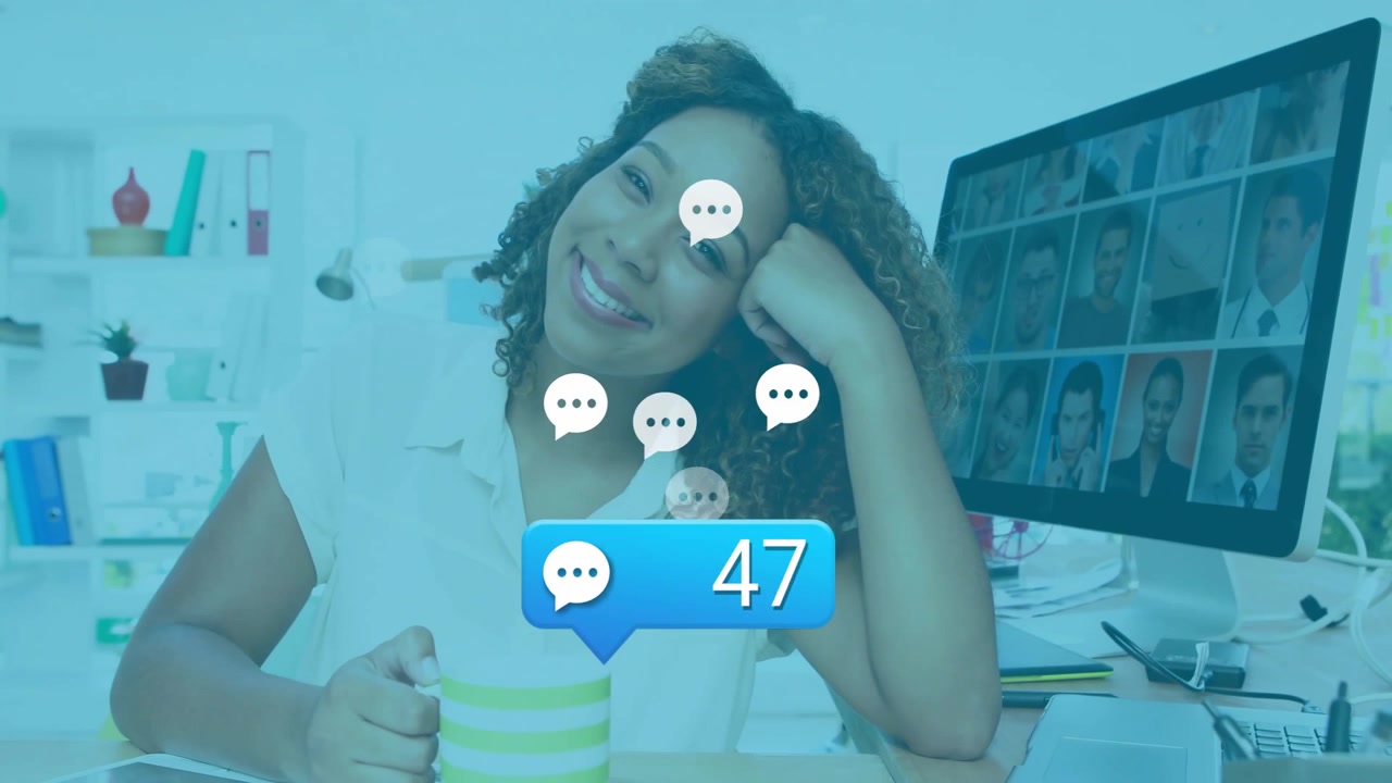 Creatore che osserva il conteggio dei commenti aumentare con icone di chat e coriandoli, illuminando una riunione a distanza