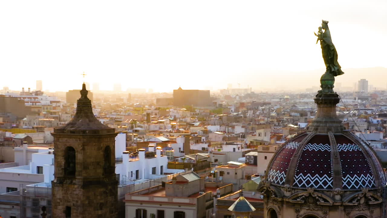 Bandiera spagnola che sventola in una vista aerea di Barcellona, Spagna