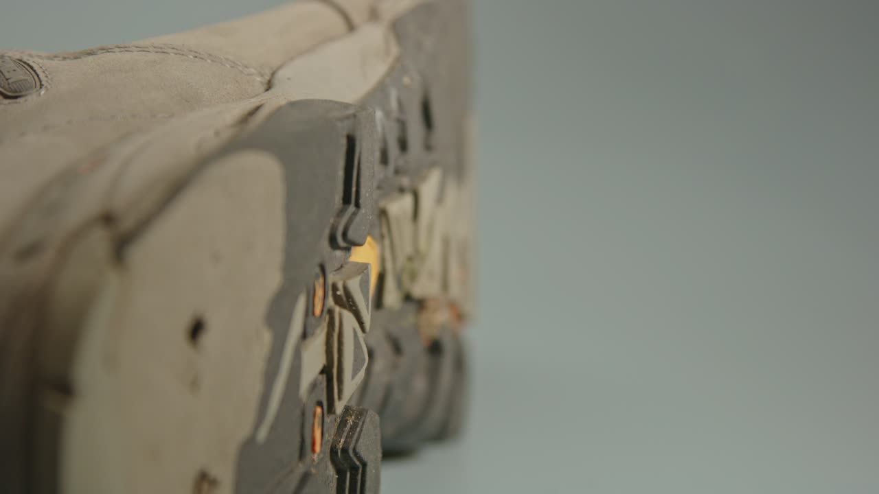 ⁇ 은 하이킹 부츠의 고무  ⁇ 으로 만든 돌리