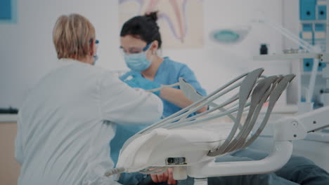 Equipo-De-Odontología-Examinando-Al-Paciente-En-El-Gabinete-De-Estomatología