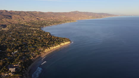 加州馬利布的 point dume 海灘的空中景色