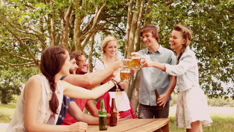 En-Cámara-Lenta-Grupo-De-Amigos-Celebrando-El-Oktoberfest