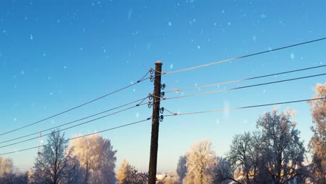 el frío del invierno y las nevadas pueden causar problemas para las líneas de transmisión de electricidad, vista aérea