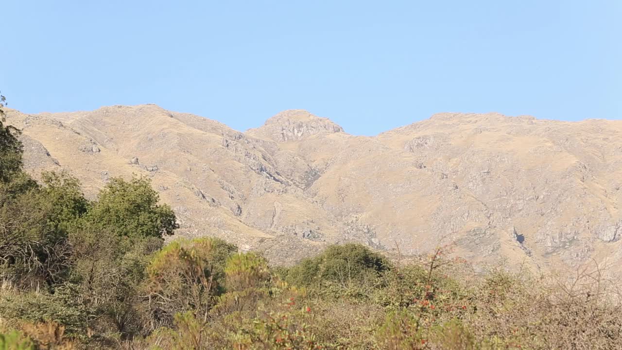 메를로, 산 루이스, 아르헨티나의 산과 푸른 하늘이 있는 풍경