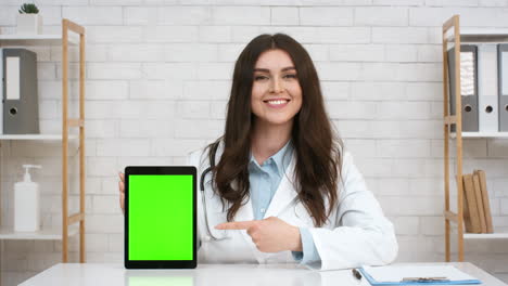 médico que presenta la tableta con pantalla verde
