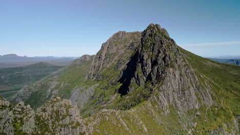 fotografía aérea de la montaña cradle en un día soleado en tasmania, australia