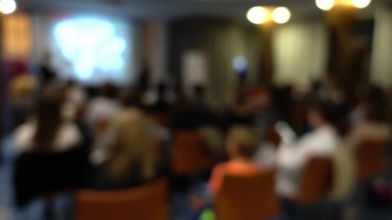 Lezione in aula con l'ausilio di uno schermo informativo. Sfocato.
