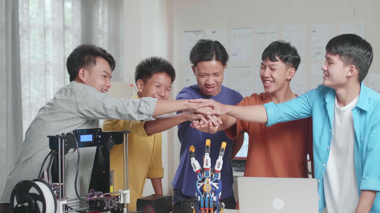 3d 프린팅 프로젝트를 축하하는 학생들