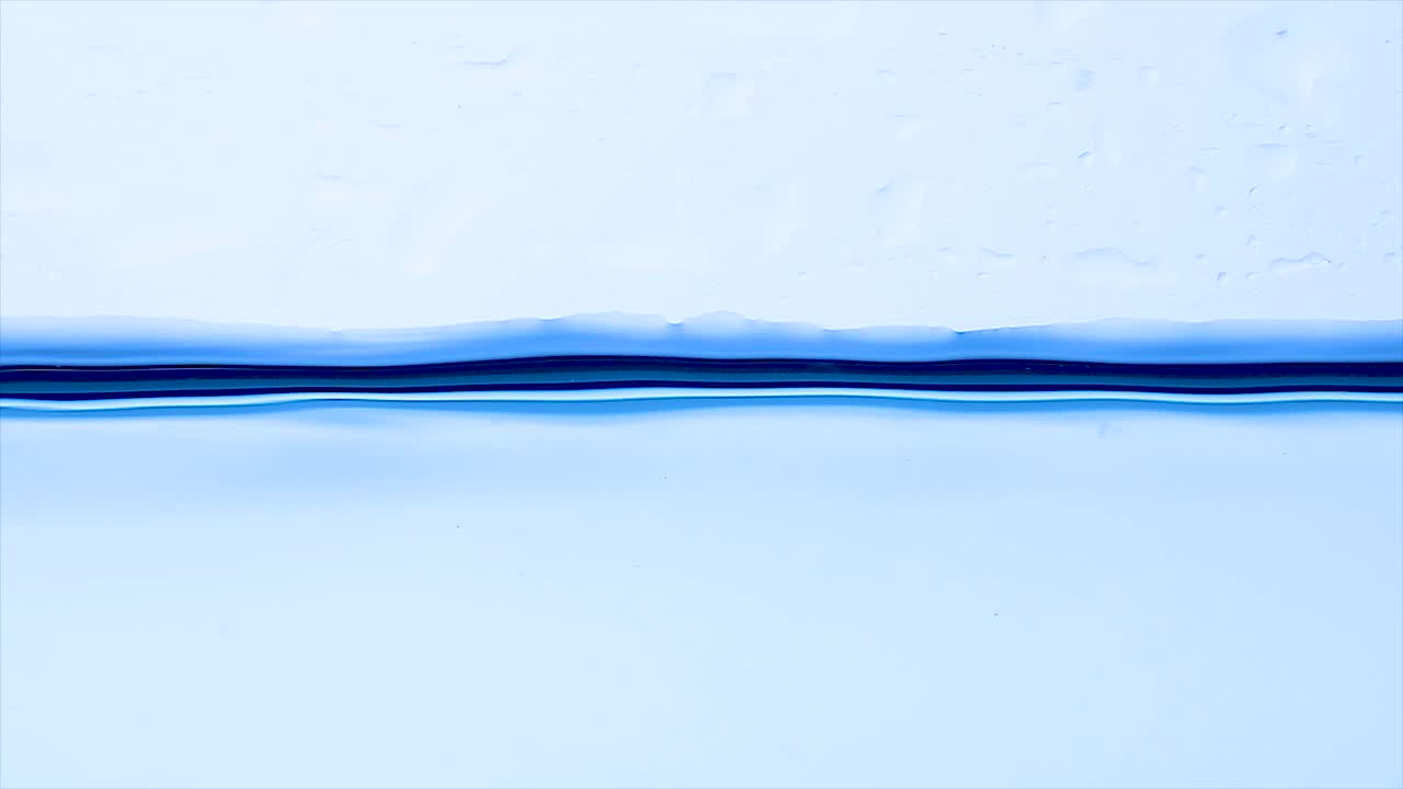 물을 슬로우 모션으로 가 ⁇ 게 찍습니다.