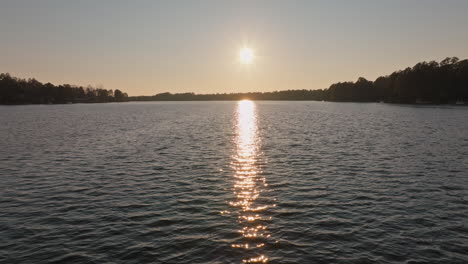 Vistas-Aéreas-De-Un-Lago-Al-Atardecer-En-Carolina-Del-Norte