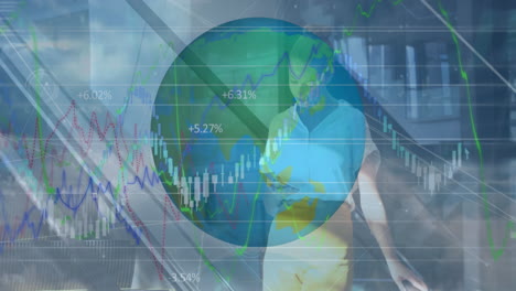 animación del mundo y el procesamiento de datos financieros sobre la mujer de negocios caucásica en el cargo