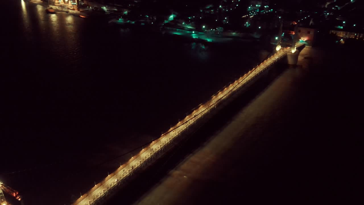 디발리 축제 기간 동안 리시케시의 키 세투의 공중 풍경. 우타라칸드의 리시케쉬 도시의 야간 풍경.