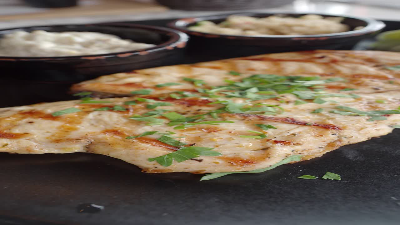 pecho de pollo a la parrilla con perejil y acompañamientos