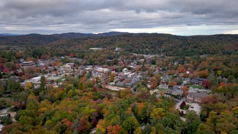 Hoher-Luftstoß,-Der-Rock-NC,-North-Carolina-Im-Herbst-Und-Herbst-Weht