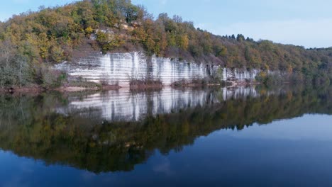 vista de drones sobre un hermoso acantilado con vista a un río, bac de sors, río dordogne en francia