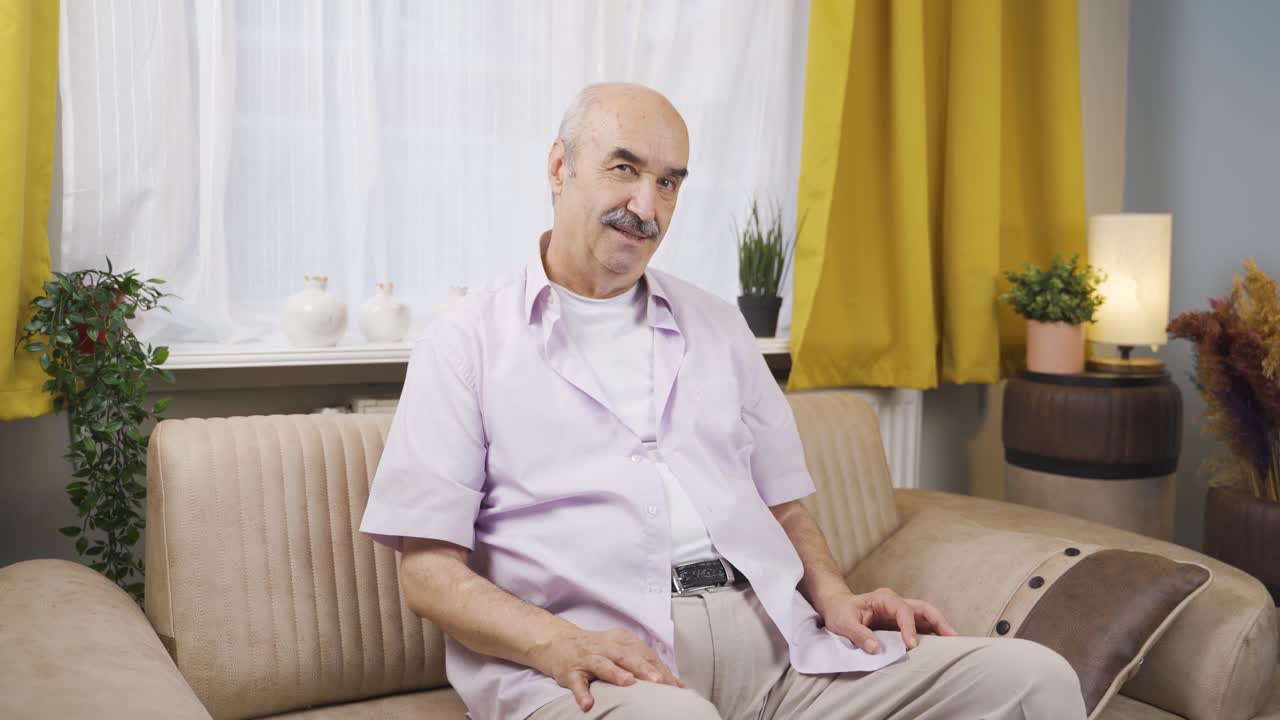 Anziano con uno sguardo negativo alla telecamera